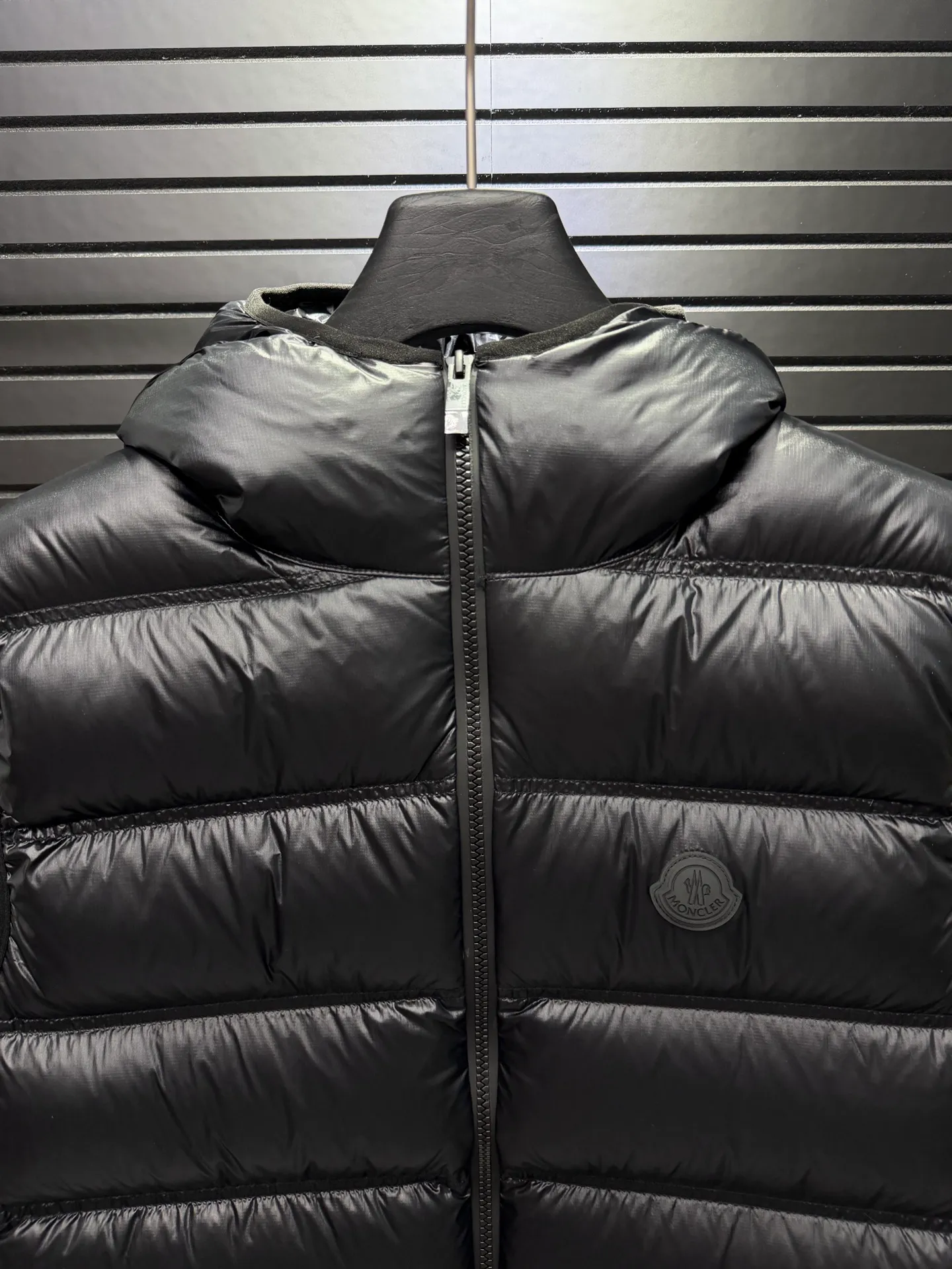 Moncler Mon Classic ， 80 Paninari 。 ，Classic ， ， 。 ， ， ， 。 Moncler Classic ， ， ， ， 、 。 ：100% ：100% ：90% 10% ： ， ， ： 、 、 、 、 、 、 size：123456